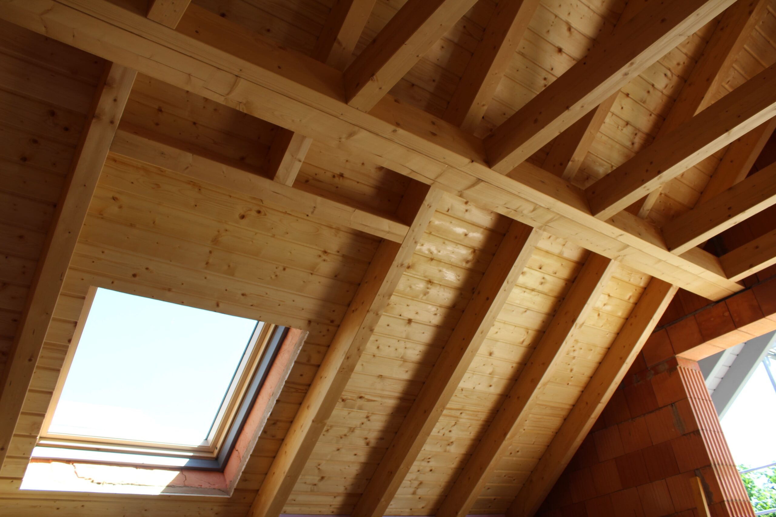 Einfamilienhaus mit sichtbaren Dachstuhl und Wohndachfenster innen