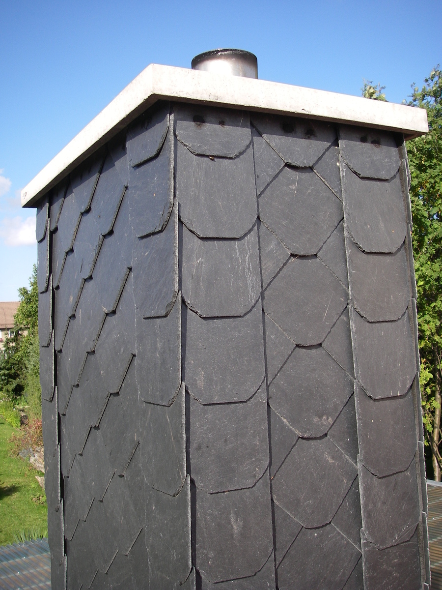 Schornsteinverkleidung mit Schieferplatten